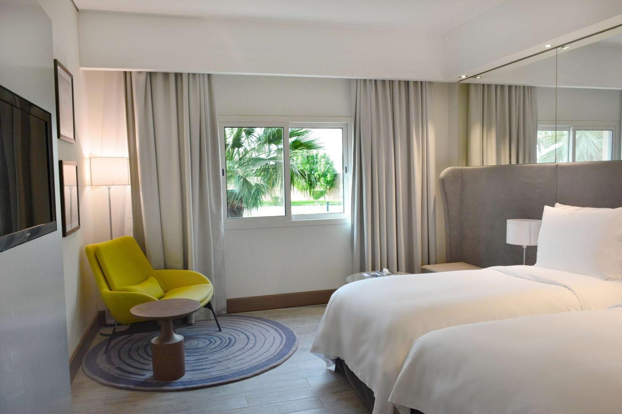 Radisson Blu Resort, Al Khobar Teluk Bulan Sabit Bagian luar foto A room at the hotel