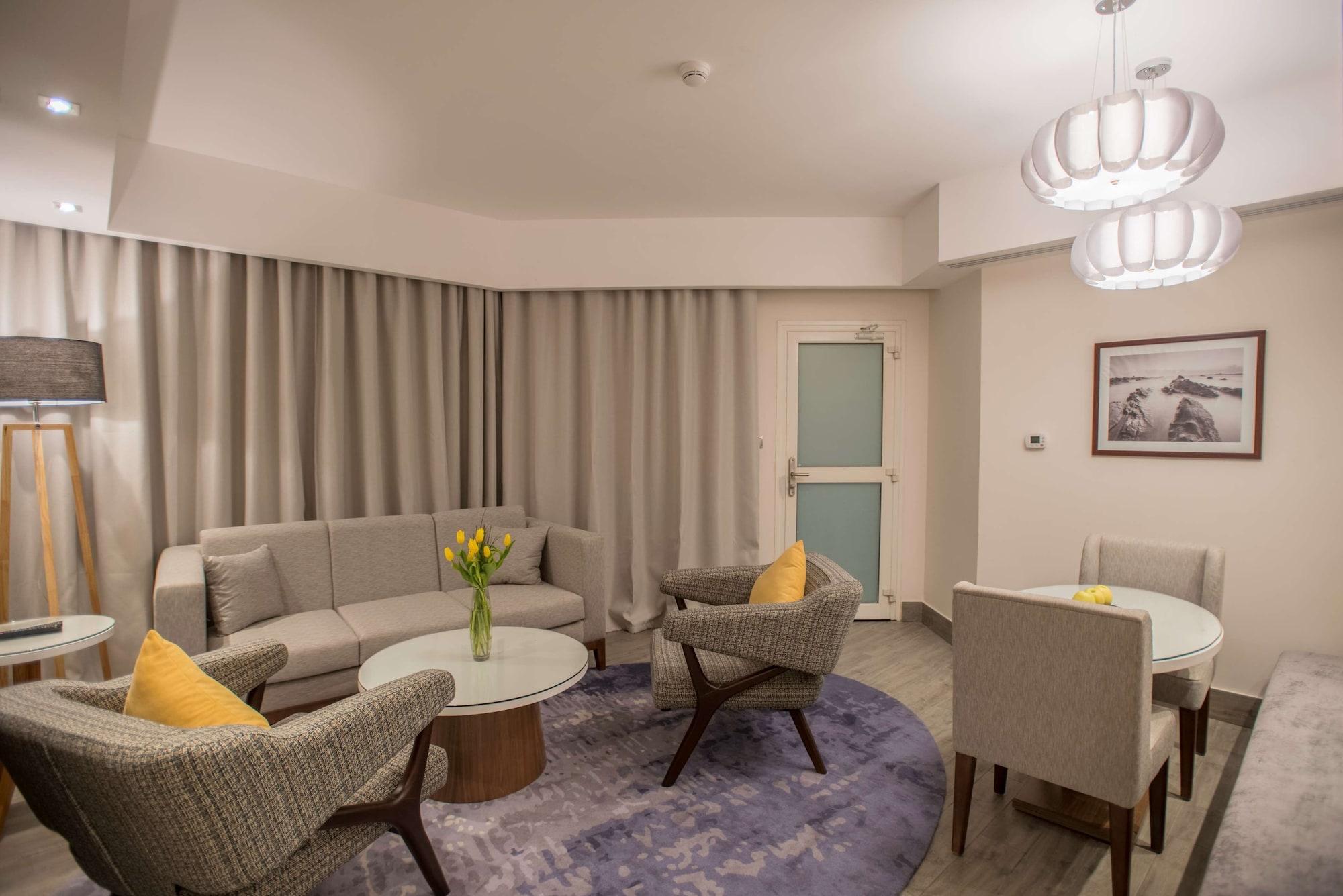 Radisson Blu Resort, Al Khobar Teluk Bulan Sabit Bagian luar foto The interior of a suite at the hotel