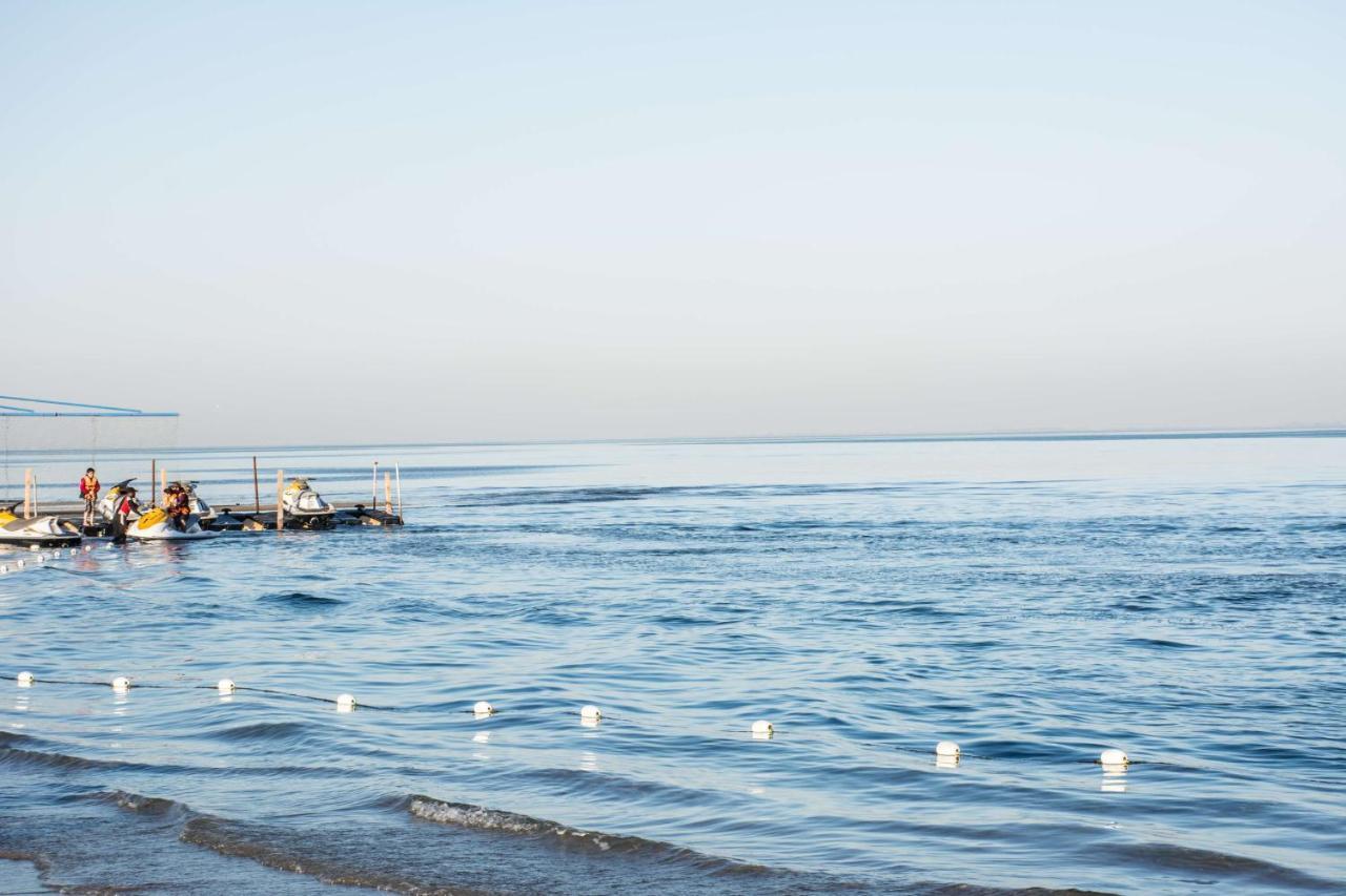 Radisson Blu Resort, Al Khobar Teluk Bulan Sabit Bagian luar foto View of the sea from the beach
