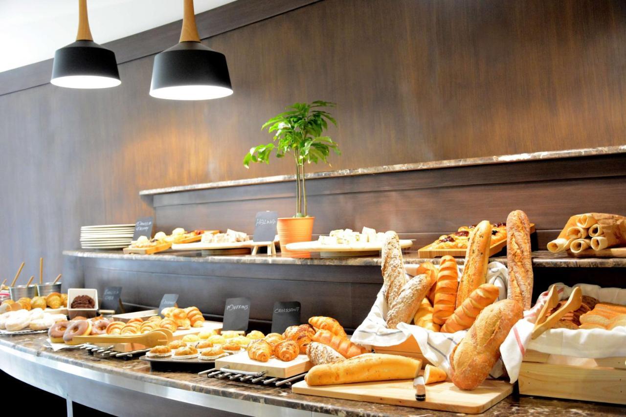 Radisson Blu Resort, Al Khobar Teluk Bulan Sabit Bagian luar foto A bread buffet at a hotel
