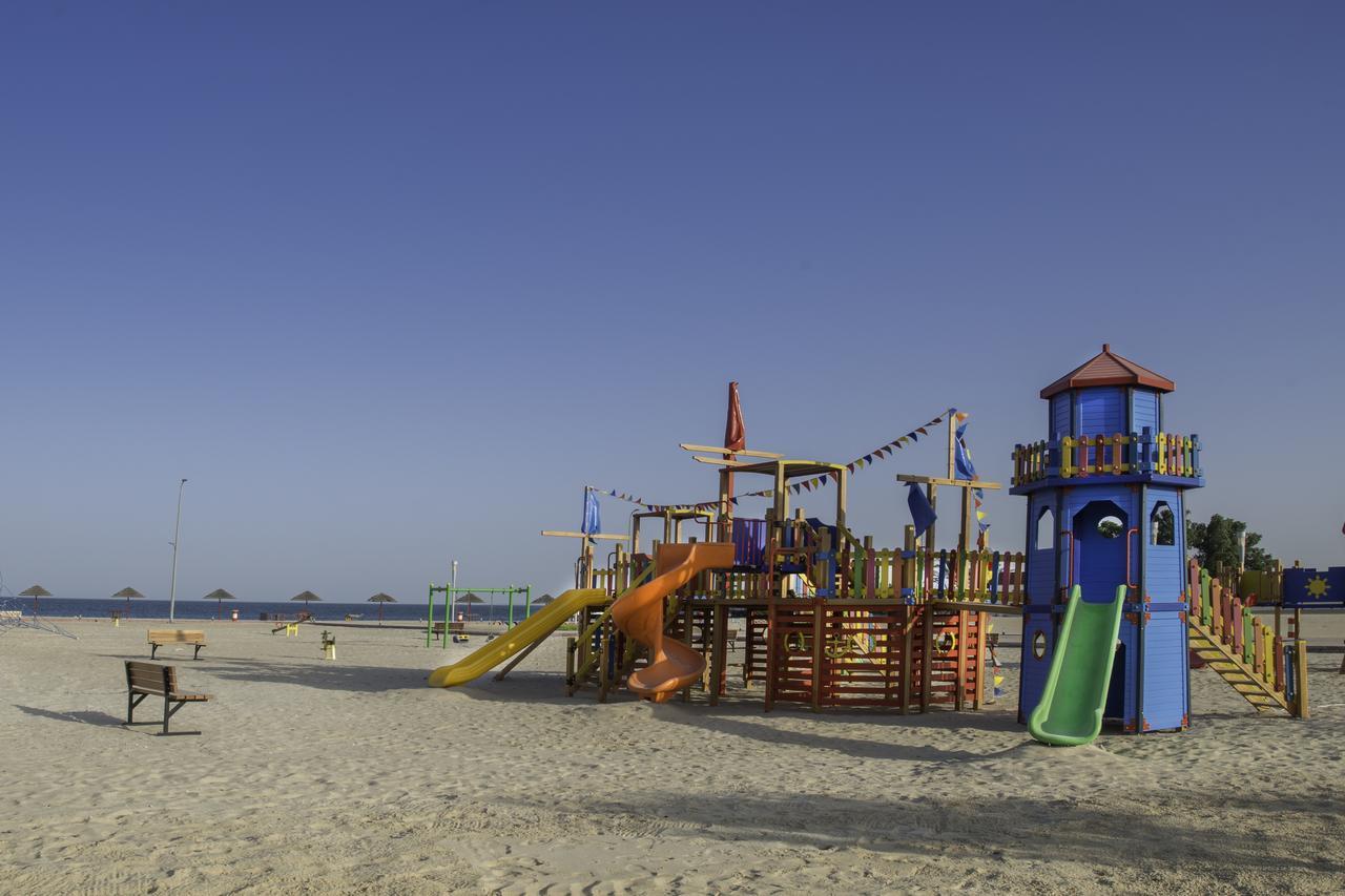 Radisson Blu Resort, Al Khobar Teluk Bulan Sabit Bagian luar foto Playground on the beach