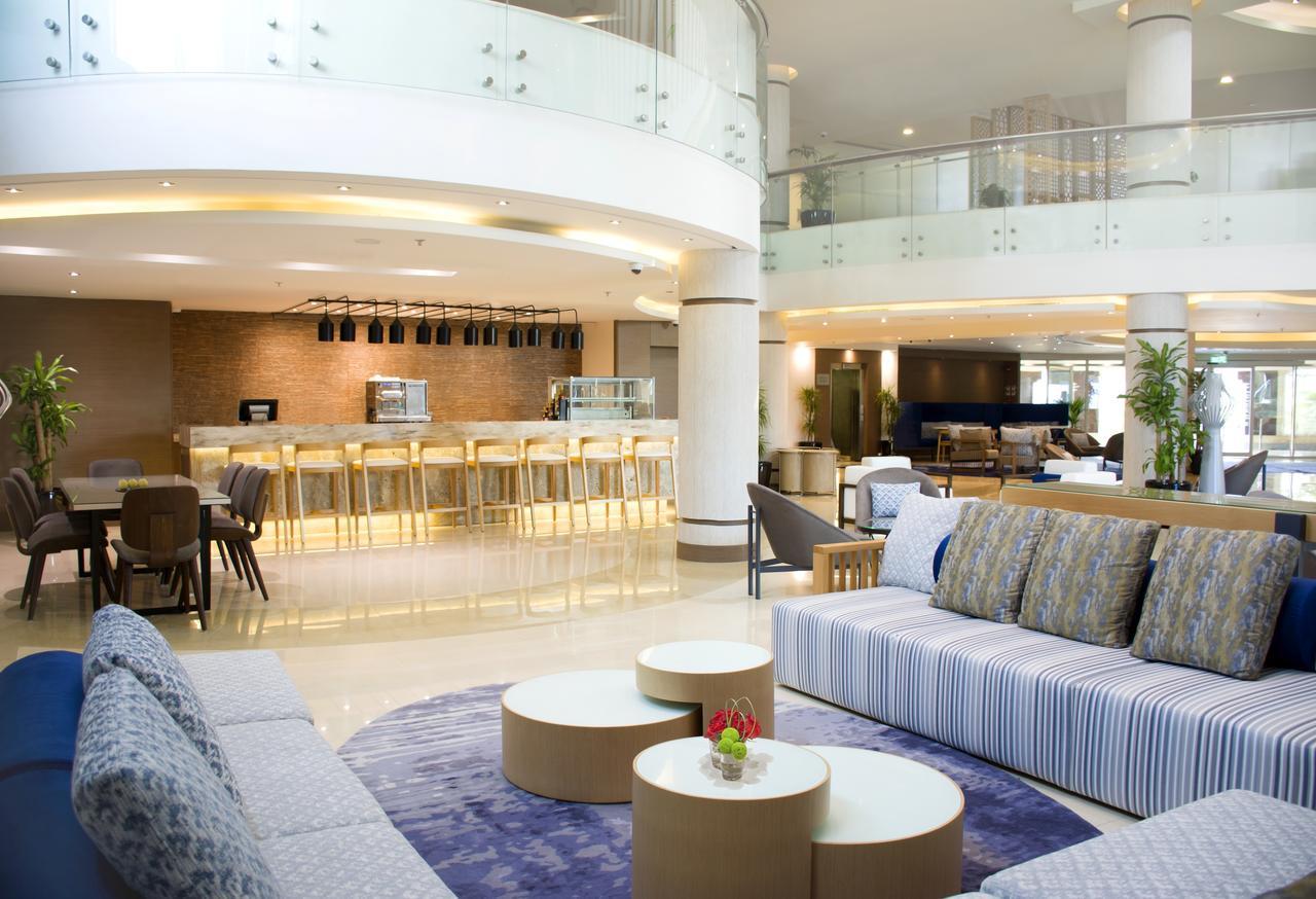 Radisson Blu Resort, Al Khobar Teluk Bulan Sabit Bagian luar foto The lobby of the hotel