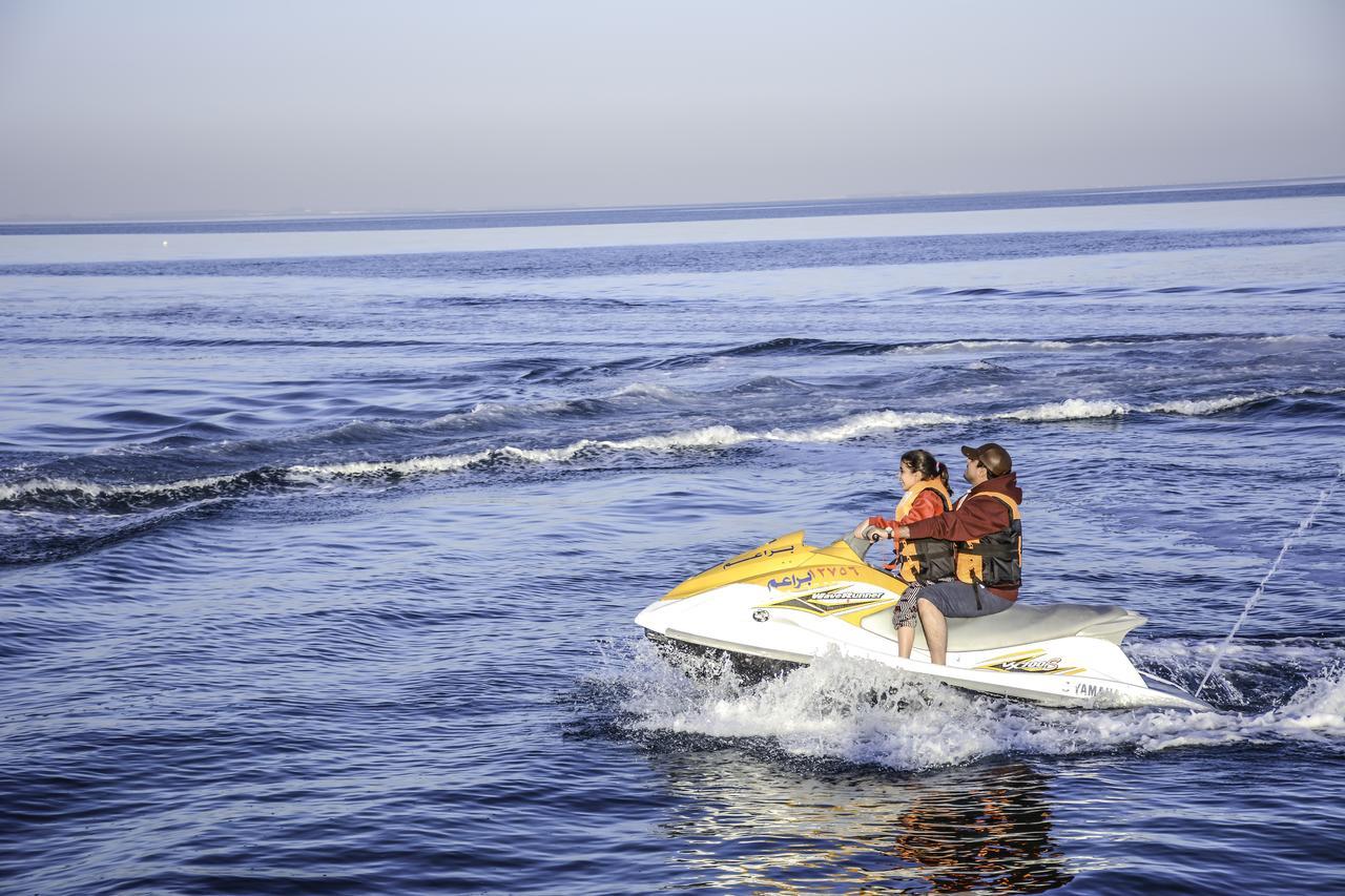 Radisson Blu Resort, Al Khobar Teluk Bulan Sabit Bagian luar foto Jet skiing in the Mediterranean