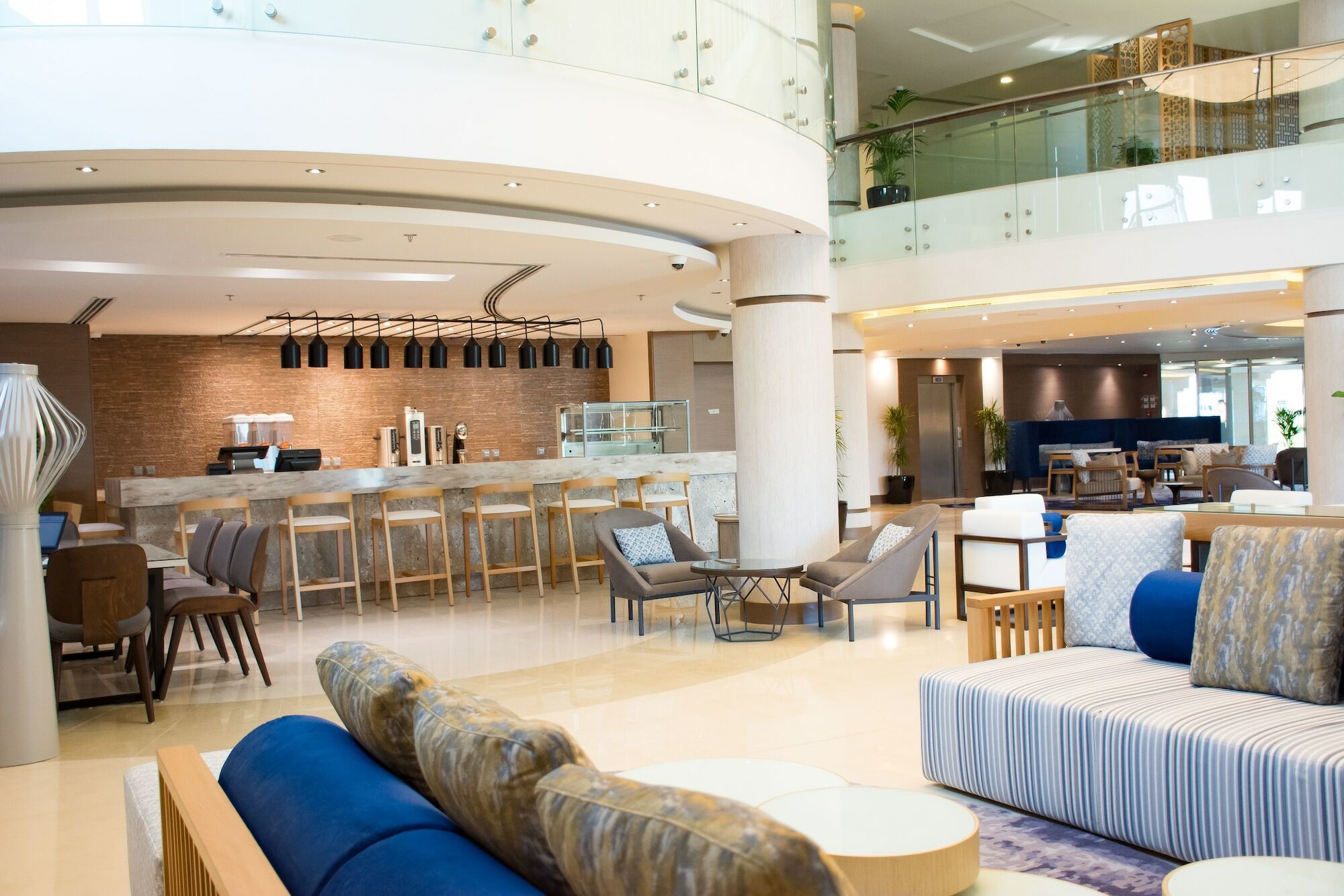 Radisson Blu Resort, Al Khobar Teluk Bulan Sabit Bagian luar foto The lounge at the airport