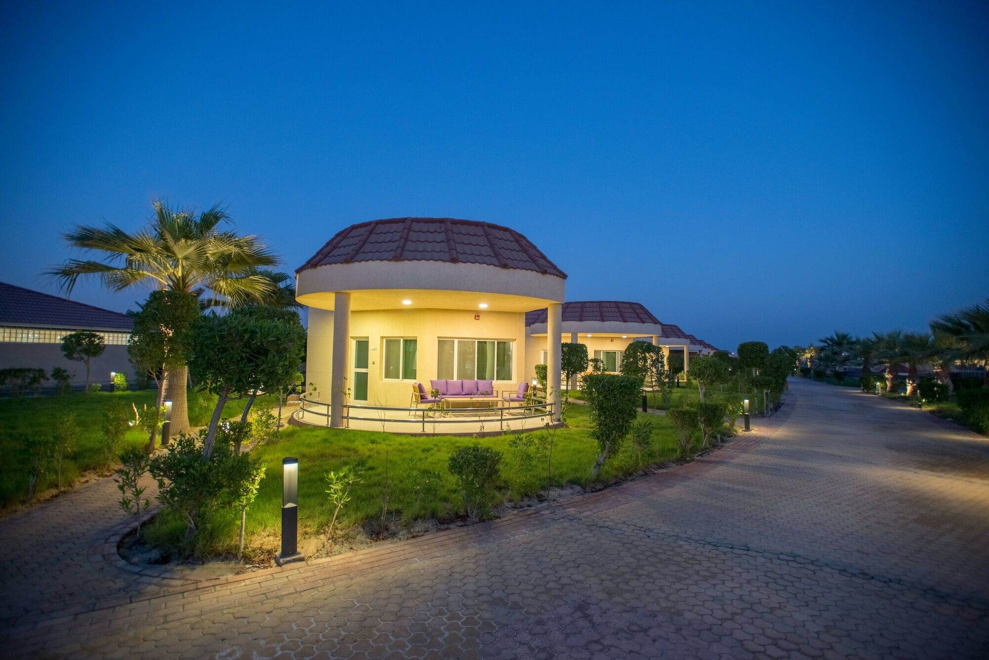 Radisson Blu Resort, Al Khobar Teluk Bulan Sabit Bagian luar foto The resort at night