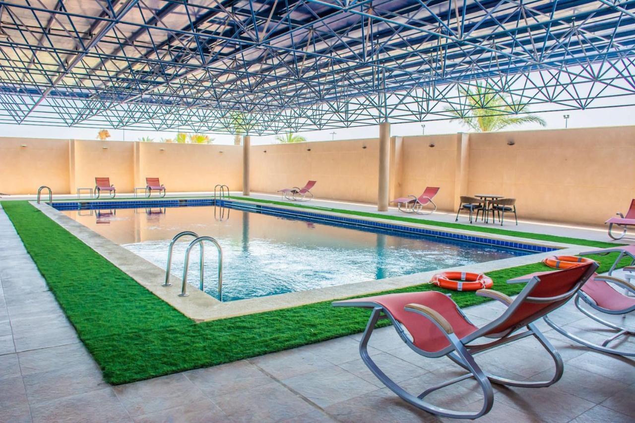 Radisson Blu Resort, Al Khobar Teluk Bulan Sabit Bagian luar foto Swimming pool at the hotel