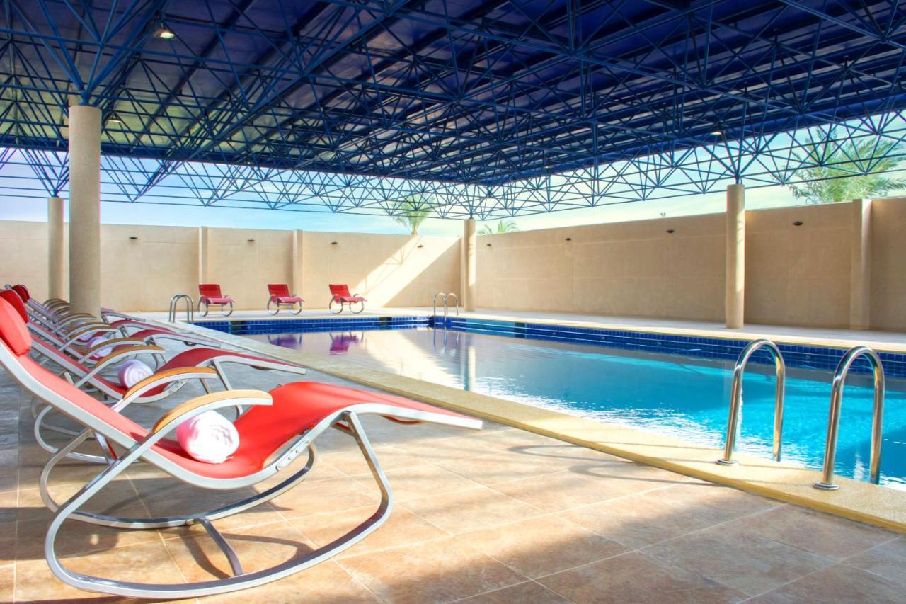 Radisson Blu Resort, Al Khobar Teluk Bulan Sabit Bagian luar foto Swimming pool at the hotel
