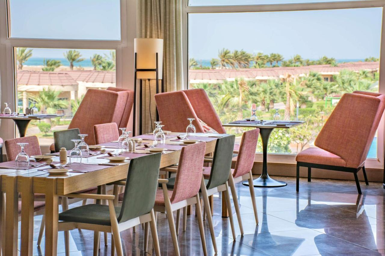 Radisson Blu Resort, Al Khobar Teluk Bulan Sabit Bagian luar foto The restaurant