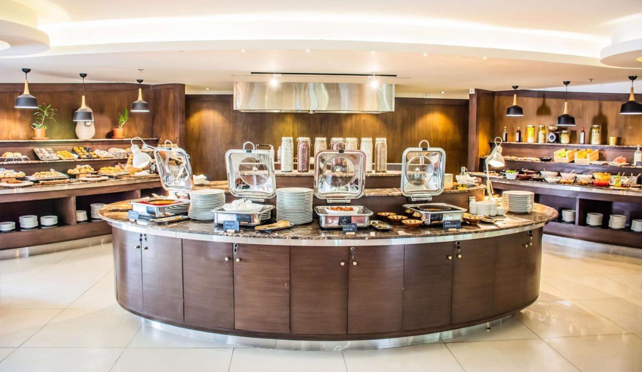 Radisson Blu Resort, Al Khobar Teluk Bulan Sabit Bagian luar foto A buffet at a hotel