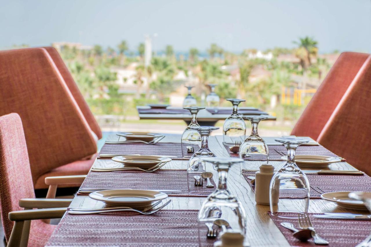 Radisson Blu Resort, Al Khobar Teluk Bulan Sabit Bagian luar foto The Deck